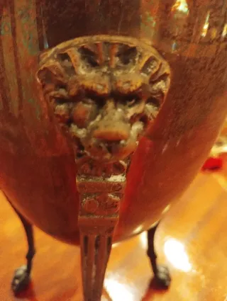 Jarrón alpaca con asa y 3 patas