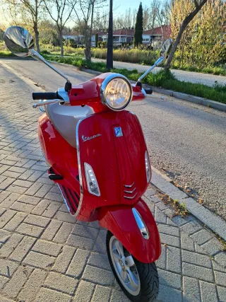 Vespa Primavera 125 Roja