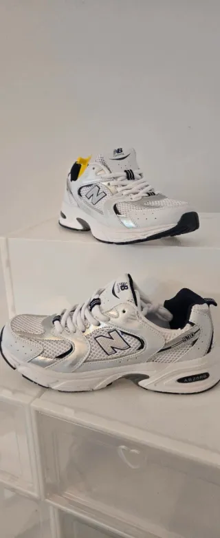 Zapatillas New Balance Plata y Blanco