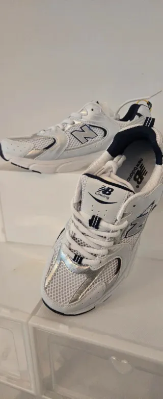 Zapatillas New Balance Plata y Blanco