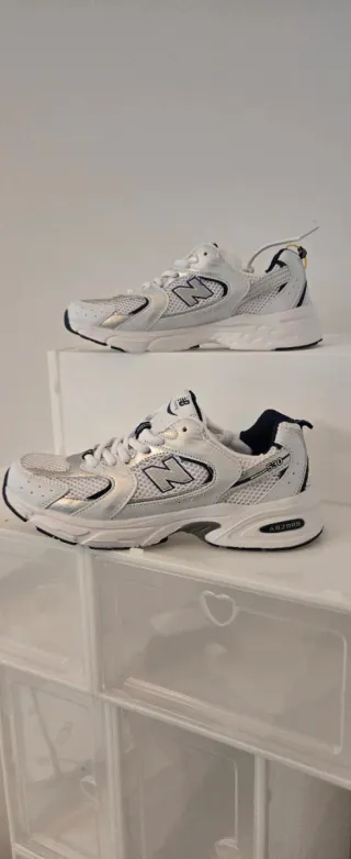 Zapatillas New Balance Plata y Blanco