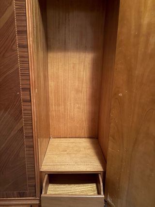 Armario de madera con detalles dorados PRECIO NEG