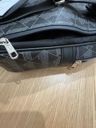 Bandolera Lacoste Monogram Negra y Gris