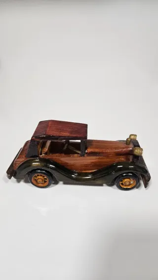 Coche de madera antiguo