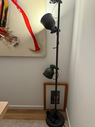 Lámpara de pie industrial negra. COMO NUEVA