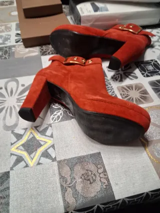 Botines de piel rojos con hebilla