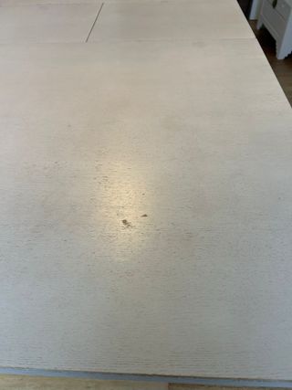 Mesa de comedor de madera color beige