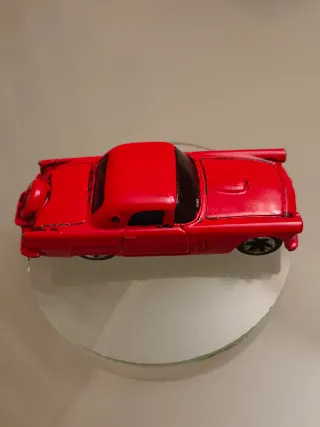 Coche de juguete rojo