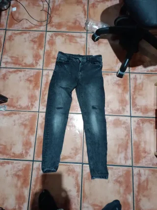 Pantalón tejano largo negro desgastado para hombre