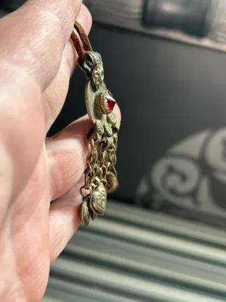 Colgante de moneda bereber tradicional plateado