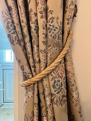 4 cortinas, 4 borlones y 2 cornisas forradas