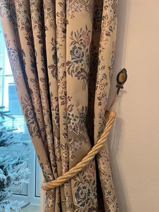 4 cortinas, 4 borlones y 2 cornisas forradas