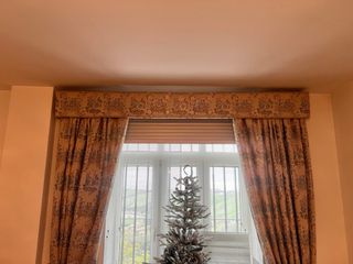 4 cortinas, 4 borlones y 2 cornisas forradas