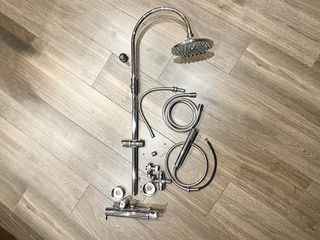 Columna de ducha con grifo y soporte botes