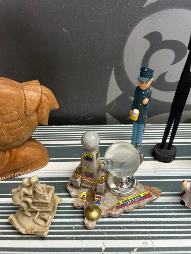 Lote 9 recuerdos de viaje de varios países