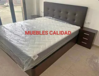 Canapé de madera y tela marrón