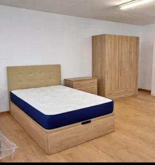 Canapé de madera y tela marrón