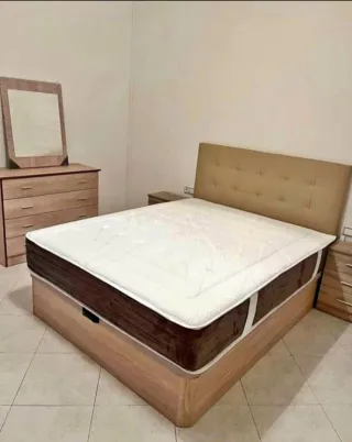 Canapé de madera y tela marrón