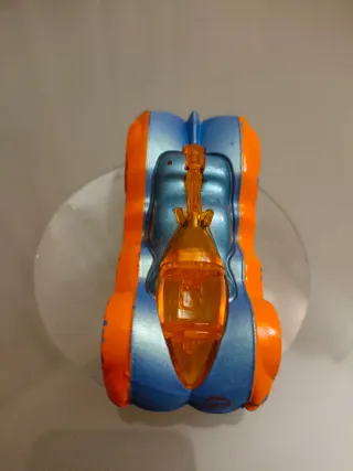 Coche de juguete azul y naranja