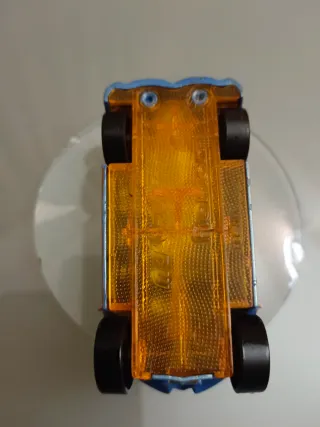 Coche de juguete azul y naranja