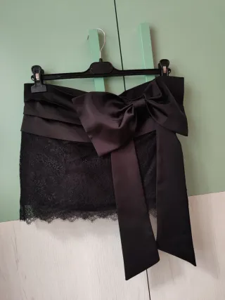 Falda mini de encaje con lazo