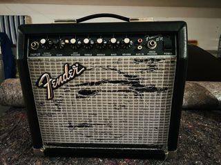 Guitarra Eléctrica Fender + Funda y Correa