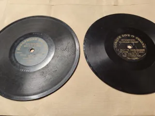 Dos discos pequeños de pizarra