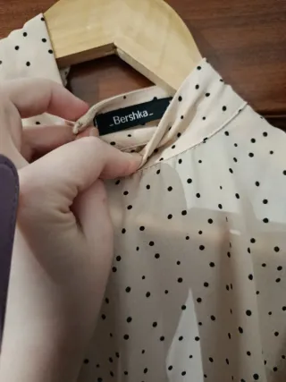 Blusa sin mangas beige con lunares