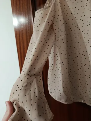 Blusa sin mangas beige con lunares