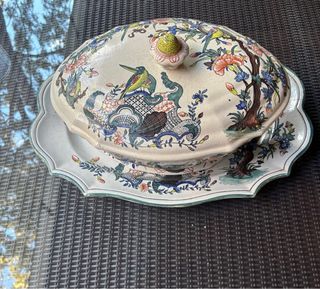 Sopera y bandeja antiguas decoradas