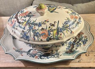 Sopera y bandeja antiguas decoradas