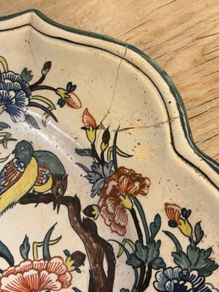 Sopera y bandeja antiguas decoradas