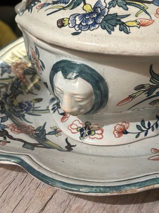 Sopera y bandeja antiguas decoradas