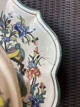 Sopera y bandeja antiguas decoradas