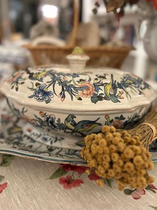 Sopera y bandeja antiguas decoradas