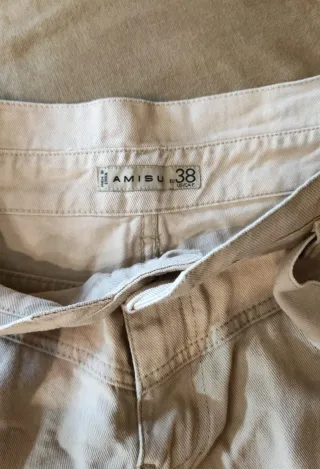 Pantalón corto de tiro alto beige con cinturón