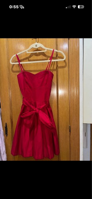Vestido rojo corto con tirantes