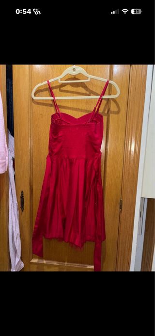 Vestido rojo corto con tirantes