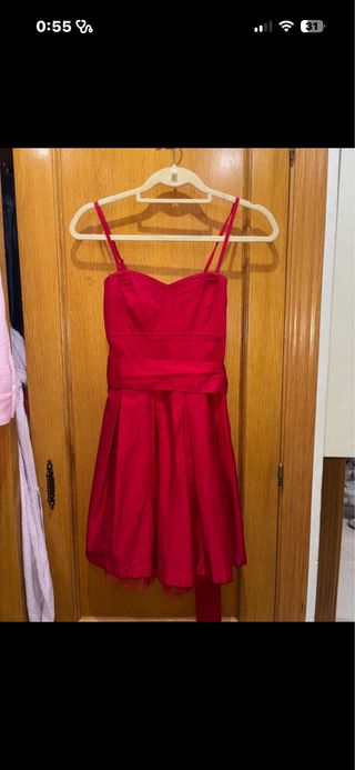 Vestido rojo corto con tirantes