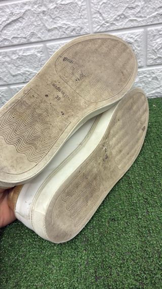Scarpe Moschino Bianche con Dettagli Oro
