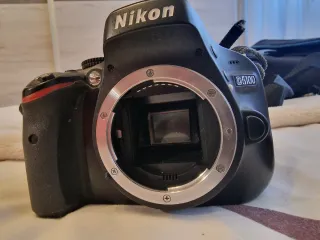 Cámara Nikon D5100 con accesorios