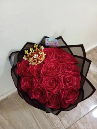 Ramo de rosas rojas con corona