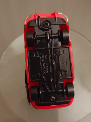 Coche de juguete rojo