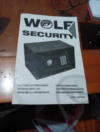 Caja fuerte digital y con 2 llaves y manual.