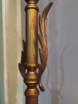 Antiguo pie de lámpara,antigua mítica sala