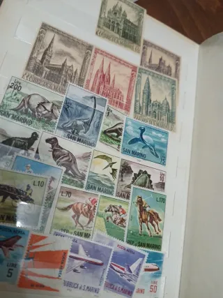 Album di francobolli con varie nazioni