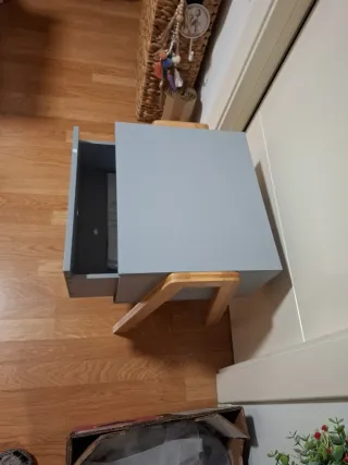Mesita de noche gris y madera