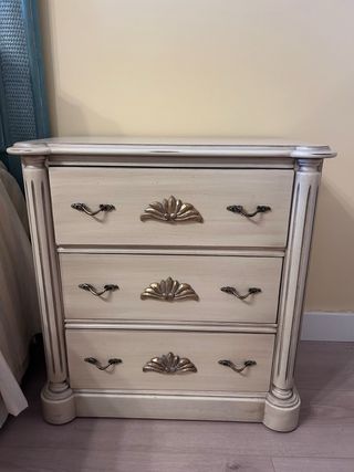 Mesita de noche madera beige con detalles dorados