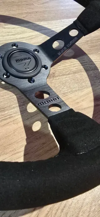 Volante Momo invertido Black Edition