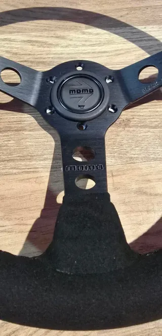 Volante Momo invertido Black Edition